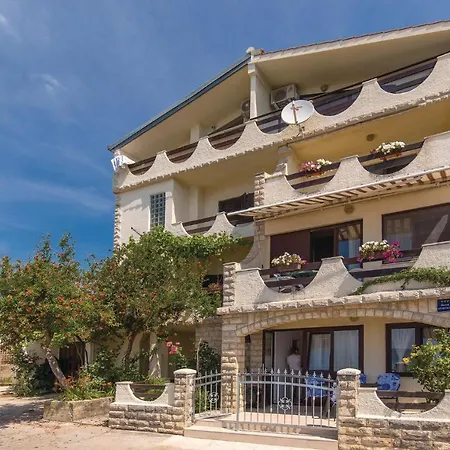 Gorgeous In Kastel Kambelovac With Wifi Apartamento